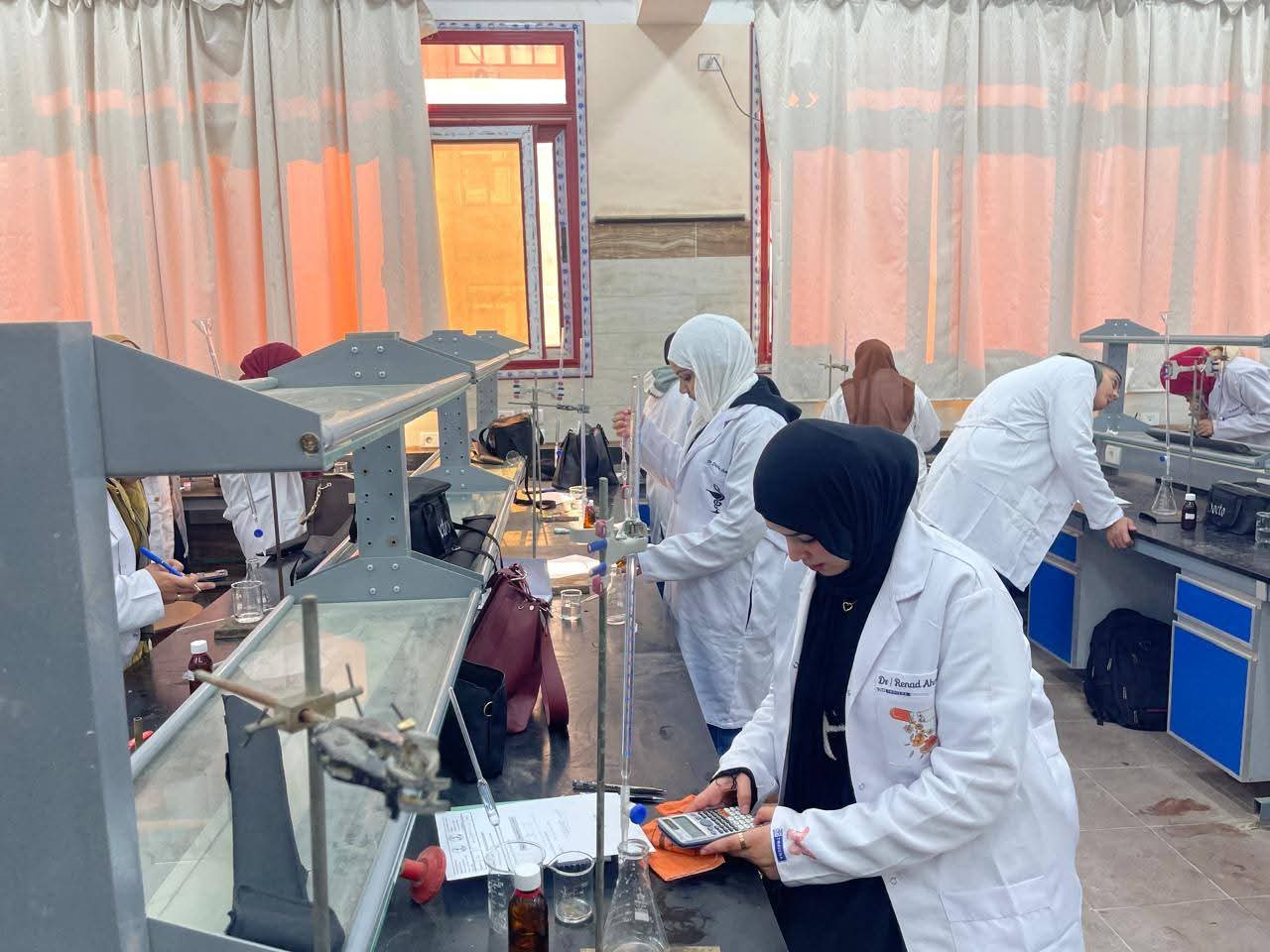 FB IMG 1765897883047 جامعة أسيوط الجديدة التكنولوجية 280 طالبًا بكلية الصيدلة بجامعة سوهاج الأهلية يؤدون الامتحانات العملية وسط تجهيزات حديثة موقع في الجامعة