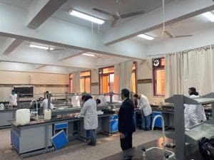 280 طالبًا بكلية الصيدلة بجامعة سوهاج الأهلية يؤدون الامتحانات العملية وسط تجهيزات حديثة 2 FB IMG 1765897890883 صيدلة 280 طالبًا بكلية الصيدلة بجامعة سوهاج الأهلية يؤدون الامتحانات العملية وسط تجهيزات حديثة موقع في الجامعة