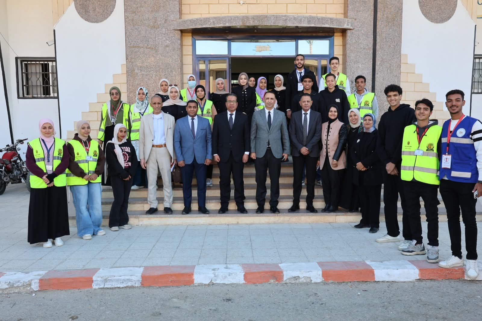 FB IMG 1765959542390 القوافل جامعة قنا تحتفل باليوم العالمي للأشخاص ذوي الإعاقة وتؤكد التزامها ببناء بيئة تعليمية دامجة موقع في الجامعة