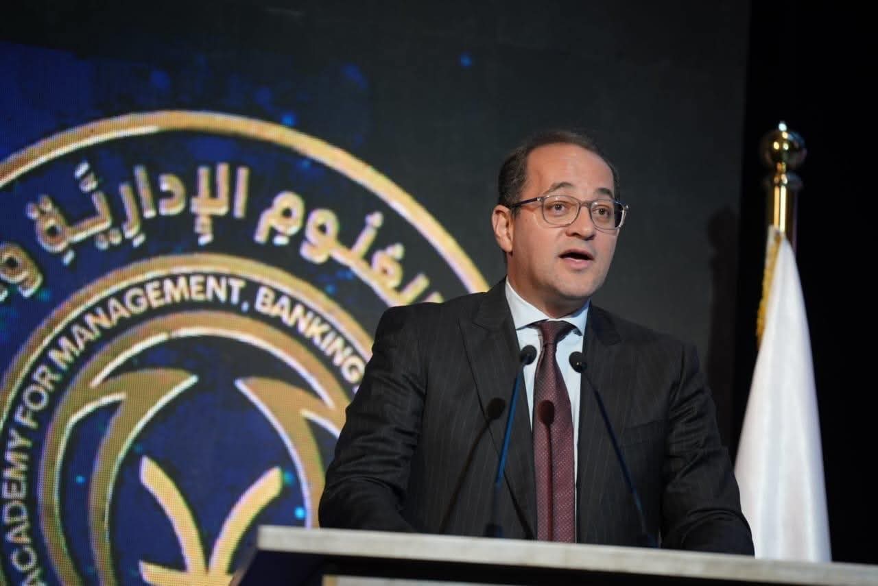 FB IMG 1765962003510 كجوك كجوك لخريجي الأكاديمية العربية للعلوم: كفاءتكم وشغفكم أساس تأثيركم في مستقبل الاقتصاد المصري موقع في الجامعة