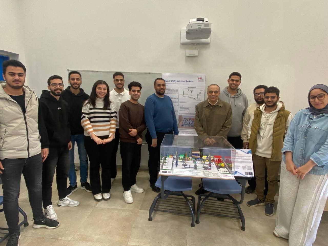 FB IMG 1765964310175 العلمين طلاب هندسة البترول بالعلمين الدولية ينفذون نموذج عملي لإزالة المياه من الغاز الطبيعي موقع في الجامعة