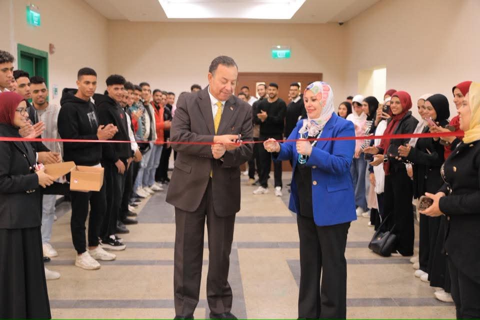 FB IMG 1765986985537 جامعة المنصورة الجديدة طلاب تمريض جامعة المنصورة الجديدة يقدمون مشروعات تطبيقية مبتكرة بمعرض الأنشطة التعليمية موقع في الجامعة