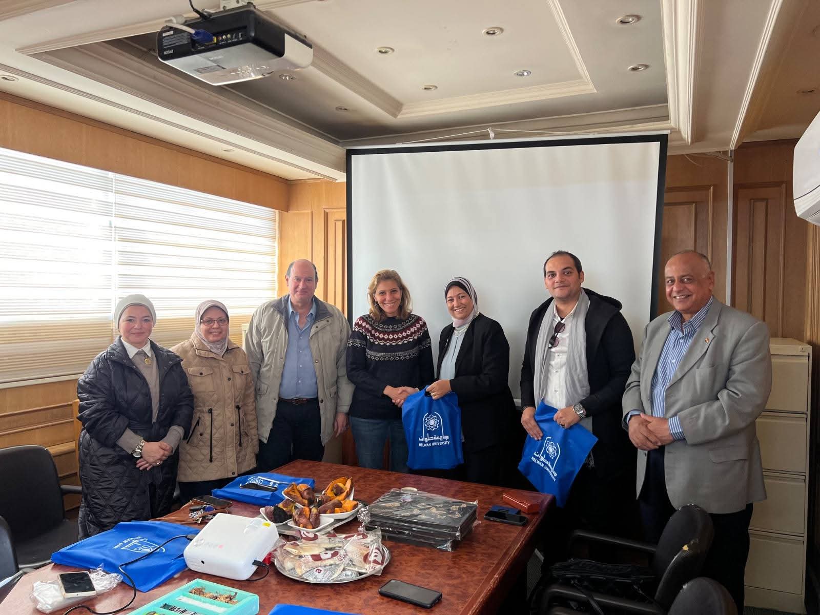 FB IMG 1766003224861 طلاب جامعة العاصمة تكرم طلاب الدراسات العليا الوافدين بكلية الفنون التطبيقية موقع في الجامعة