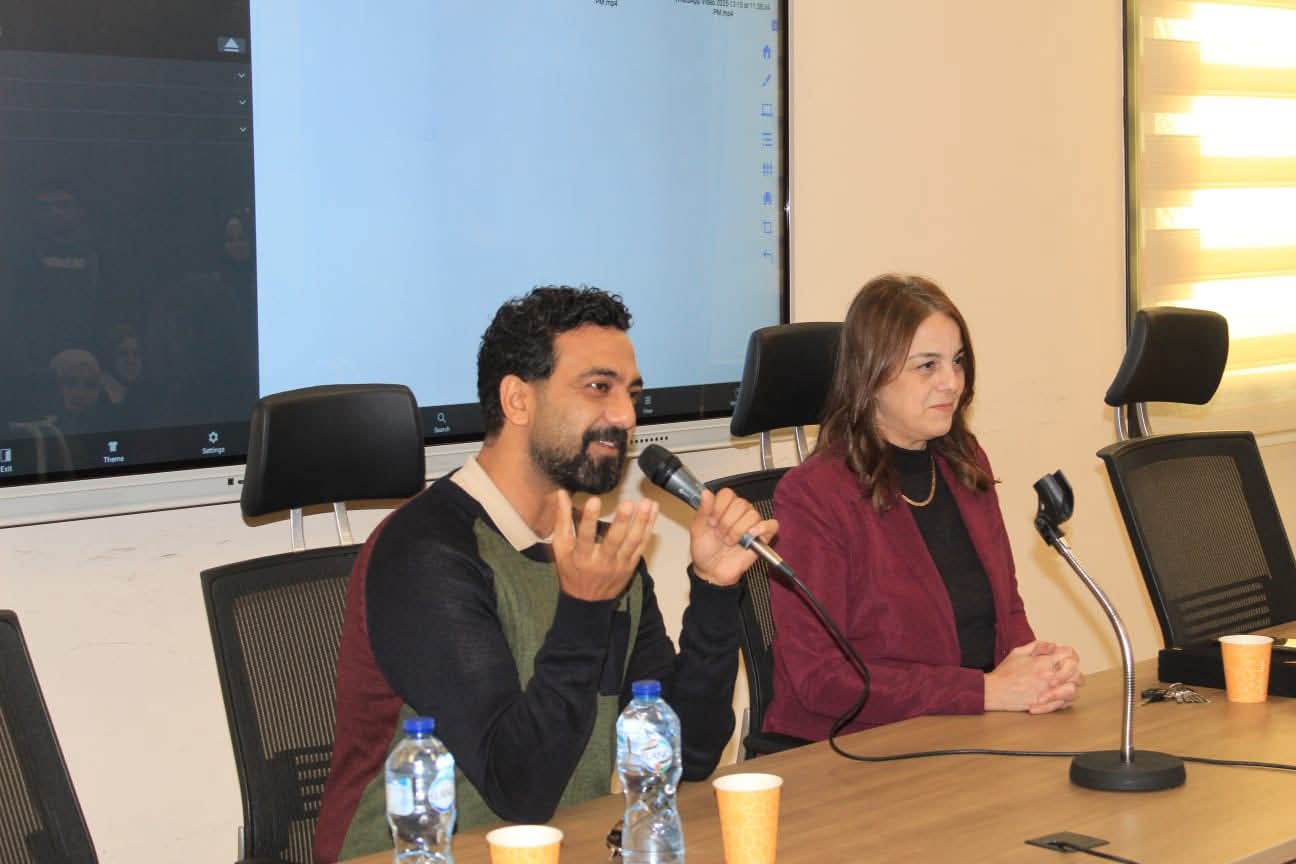 FB IMG 1766081513639 القوافل كلية إعلام عين شمس تستضيف الإعلامي فادي إبراهيم في ندوة حول مهارات الإذاعة وتقديم البرامج موقع في الجامعة
