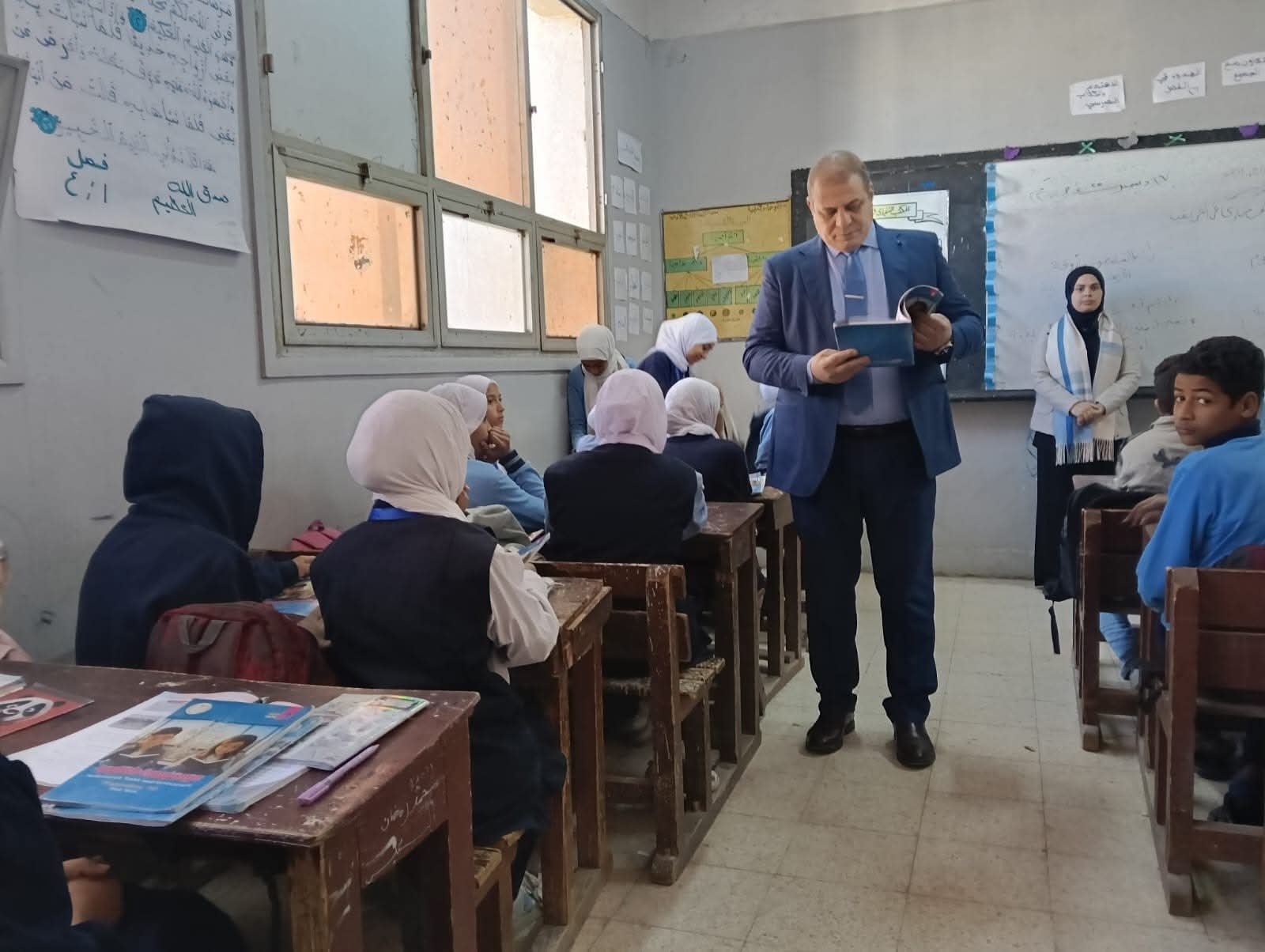 FB IMG 1766081534222 مدرسة بعد جولة تفقدية مفاجئة.. وكيل تعليم قنا يوقف مدير ووكلاء مدرسة للتحقيق| تفاصيل موقع في الجامعة
