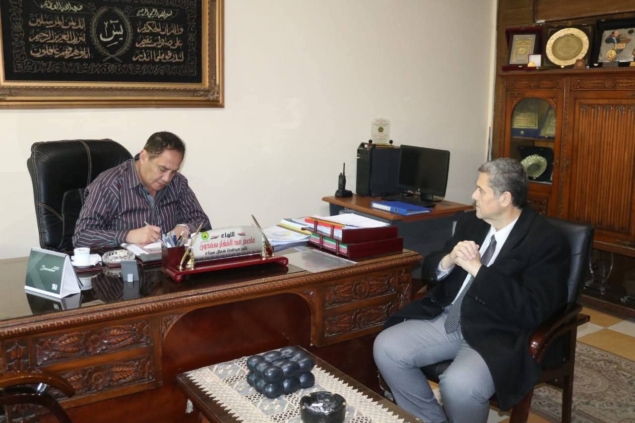 FB IMG 1766081649712 قوافل لقاء تنسيقي بين نائب محافظ شمال سيناء ووكيل التعليم لمراجعة خطط التنمية والإعمار موقع في الجامعة