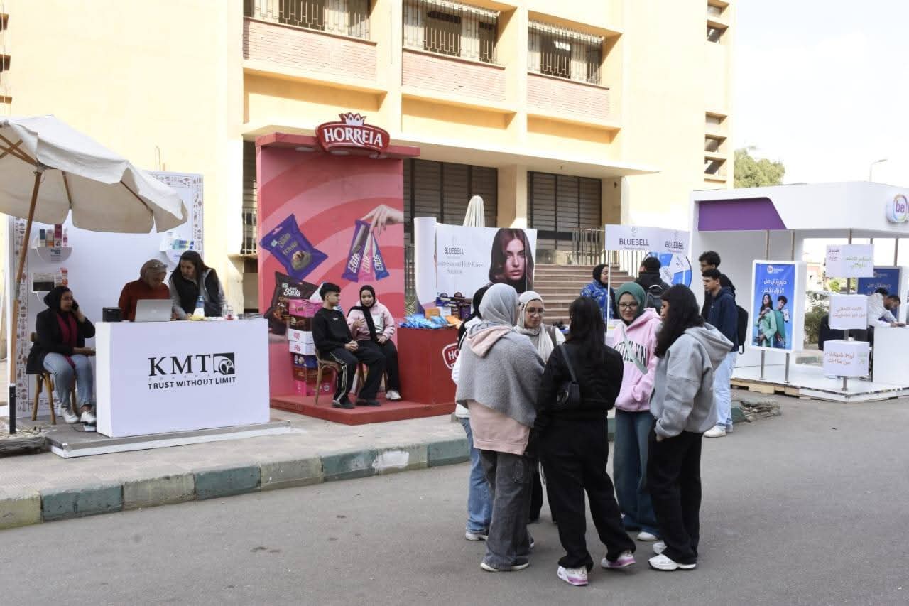 FB IMG 1766146595718 جامعة عين شمس جامعة عين شمس تدعم الاقتصاد الوطني بمعرض الشركات المصرية داخل الحرم الجامعي "ب" موقع في الجامعة