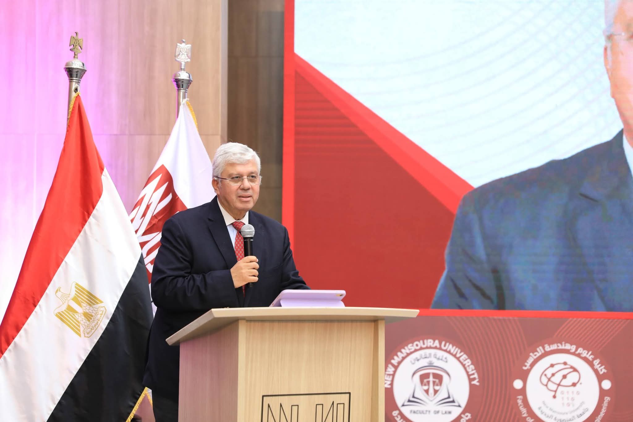 FB IMG 1766239564515 جامعة القاهرة وزير التعليم العالي ومحافظ الدقهلية يشهدان حفل تخريج أول دفعة من خريجي جامعة المنصورة الجديدة الأهلية موقع في الجامعة