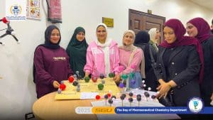 جامعة الصالحية الجديدة تشهد إبداعات طلاب كلية الصيدلة في يوم قسم "الكيمياء الصيدلية" 4 FB IMG 1766245007957 الصالحية جامعة الصالحية الجديدة تشهد إبداعات طلاب كلية الصيدلة في يوم قسم "الكيمياء الصيدلية" موقع في الجامعة