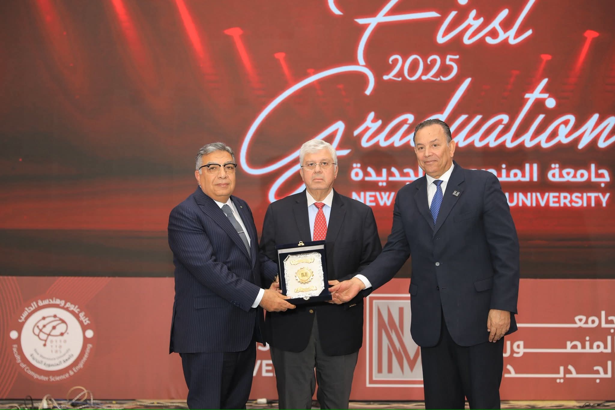FB IMG 1766332388134 المنصورة جامعة المنصورة الجديدة تكرّم وزير التعليم العالي ومحافظ الدقهلية خلال حفل تخريج الدفعة الأولى موقع في الجامعة