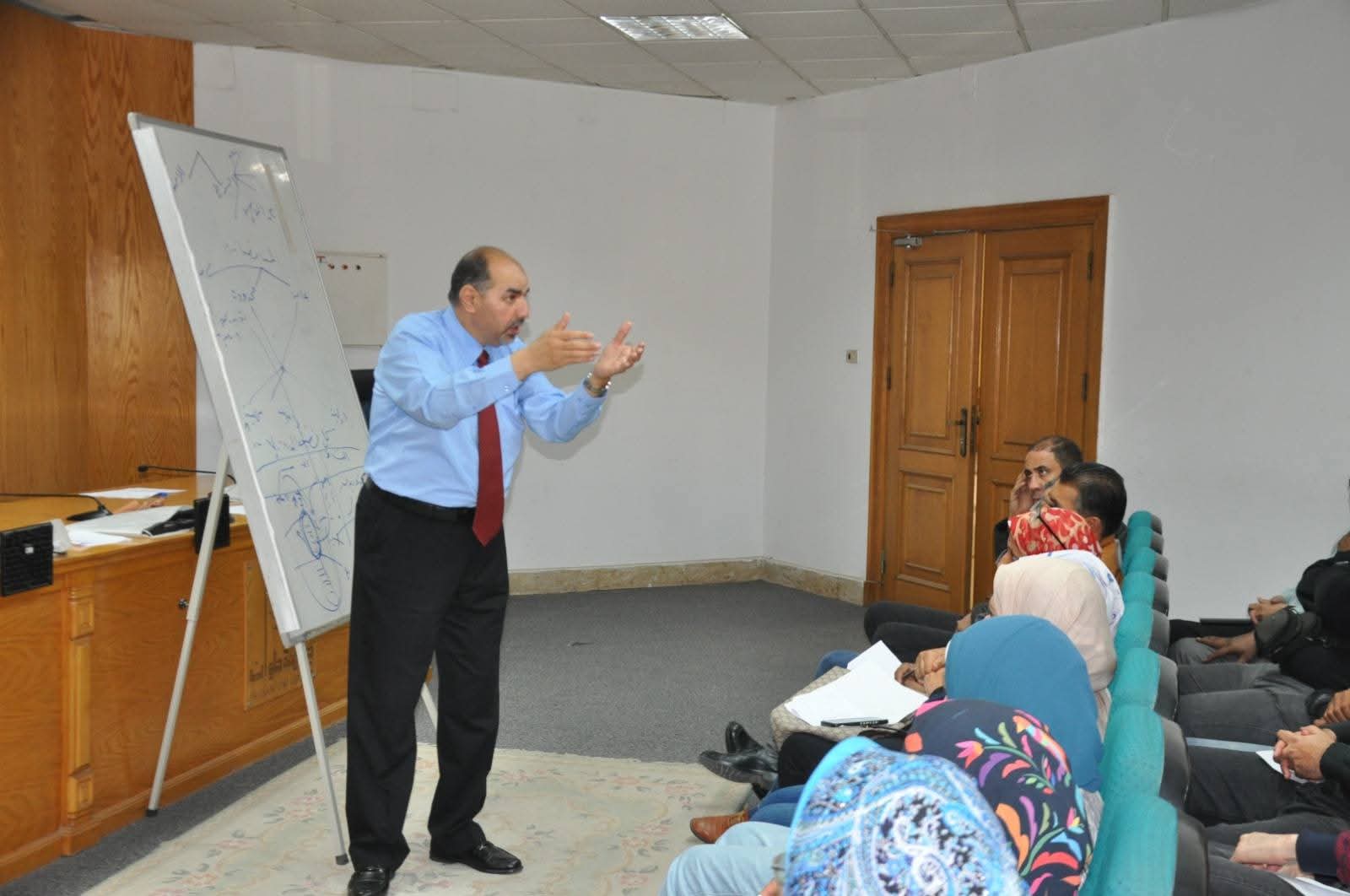 FB IMG 1766394680270 جامعة العاصمة دورة تدريبية بجامعة العاصمة لتطبيق قانون التعاقدات العامة وتعزيز الشفافية والكفاءة موقع في الجامعة