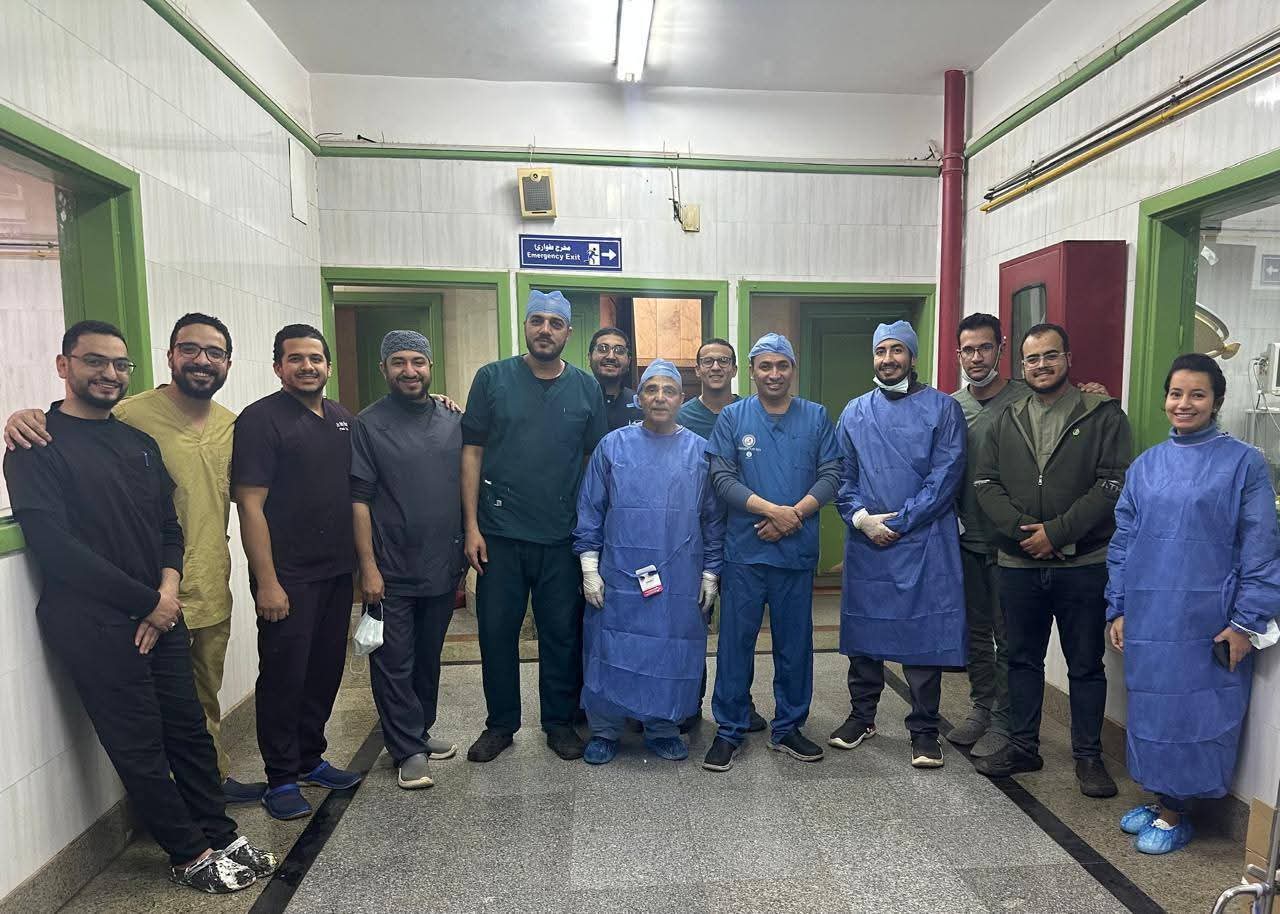 FB IMG 1766492560341 رئيس مستشفى سوهاج الجامعي تسجل إنجازًا طبيًا بارزًا باستئصال ورم سرطاني خبيث بالعين بجراحة دقيقة موقع في الجامعة