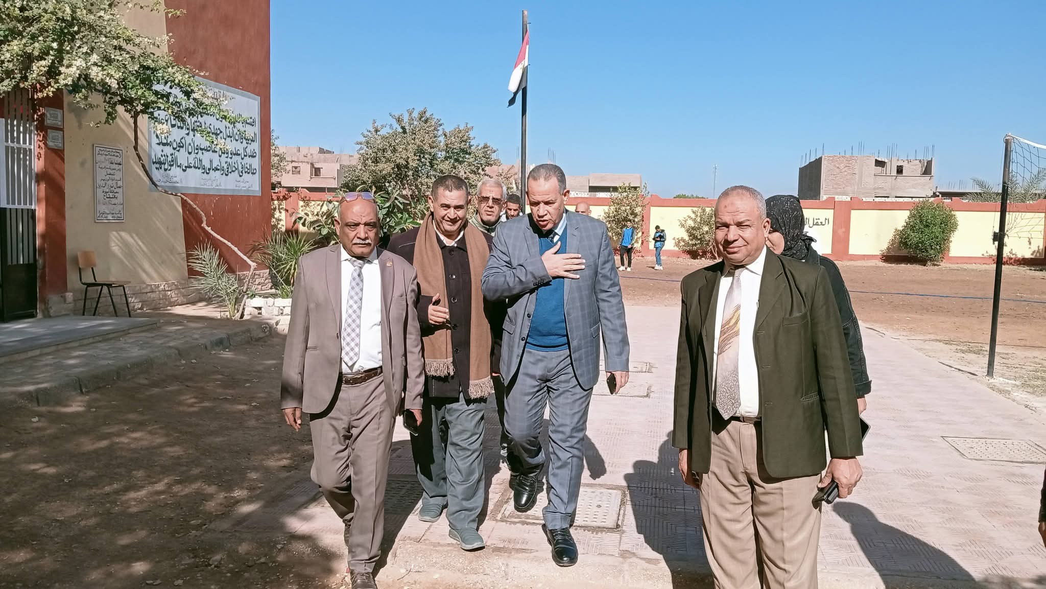 FB IMG 1766497082197 متابعة متابعة ميدانية لمدير تعليم أسيوط بمدارس الغنايم موقع في الجامعة