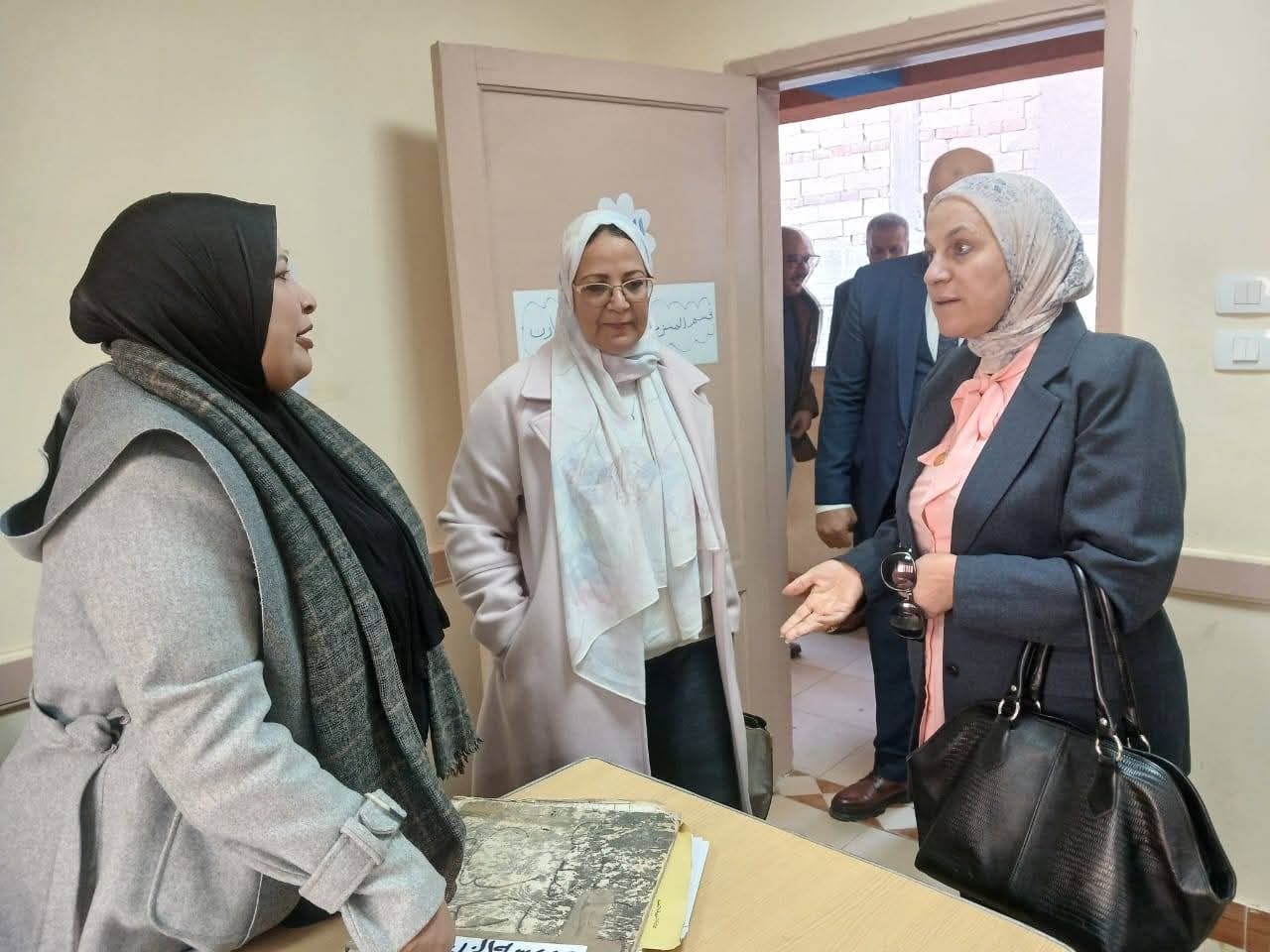 FB IMG 1766500030204 تعليم القاهرة تعليم القاهرة: لا تأخير في حقوق العاملين وسرعة صرف المستحقات أولوية موقع في الجامعة