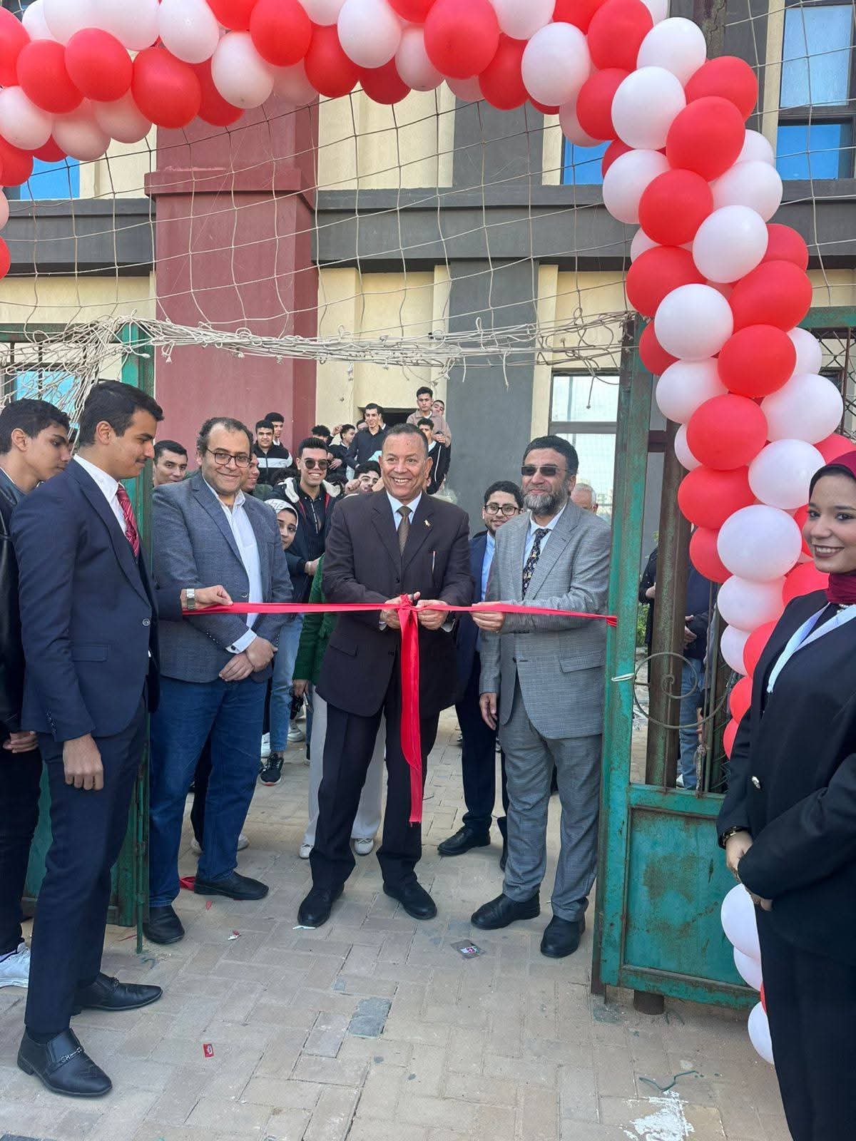 FB IMG 1766503013668 أوقاف طلاب جامعة المنصورة الجديدة يجسدون معايير السلامة والصحة المهنية بمشروع طلابي موقع في الجامعة