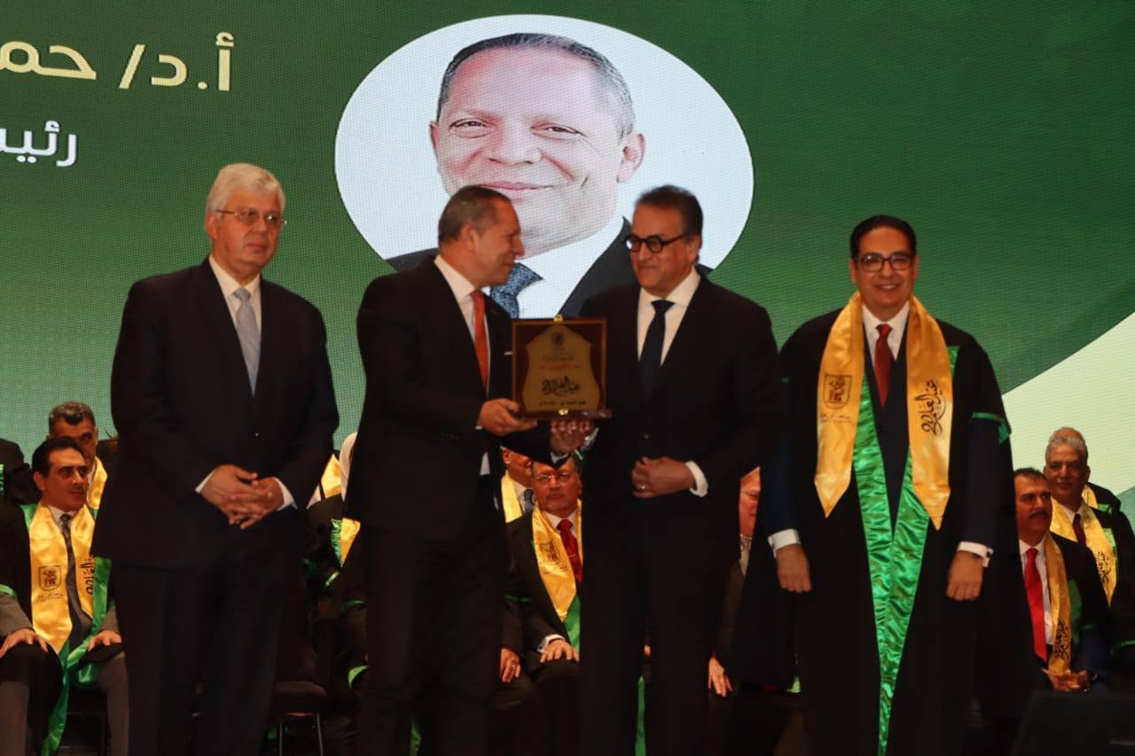 FB IMG 1766510799285 كلية الاقتصاد جامعة القاهرة تُكرّم رئيس جامعة دمياط في احتفال عيد العلم تقديرًا لمسيرته الأكاديمية والإدارية الرائدة موقع في الجامعة