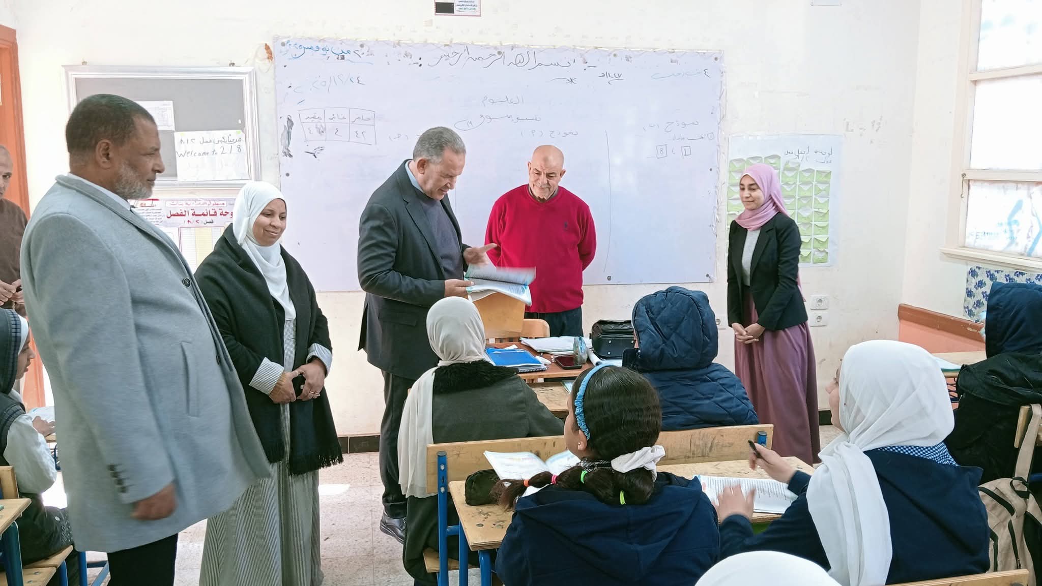 FB IMG 1766575276921 وكيل وكيل تعليم أسيوط يتابع تدريب طلاب الإعدادية على امتحانات البوكلت موقع في الجامعة