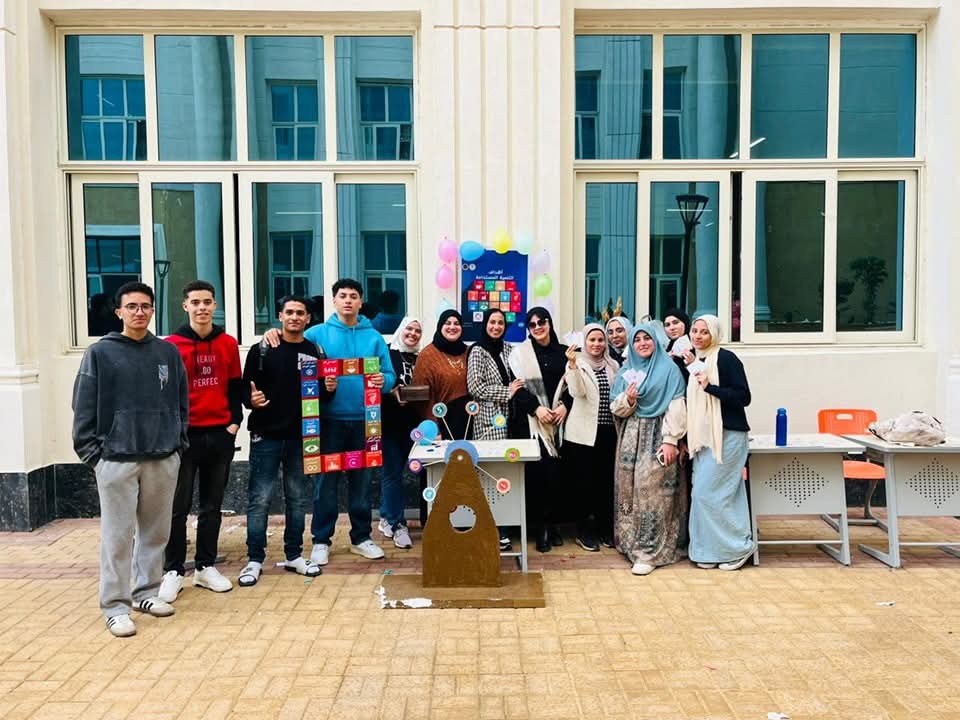 FB IMG 1766597667800 جامعة المنصورة الأهلية كلية الصيدلة بجامعة المنصورة الأهلية تنظم يومًا تعليميًا حول التنمية المستدامة ورؤية مصر 2030 موقع في الجامعة