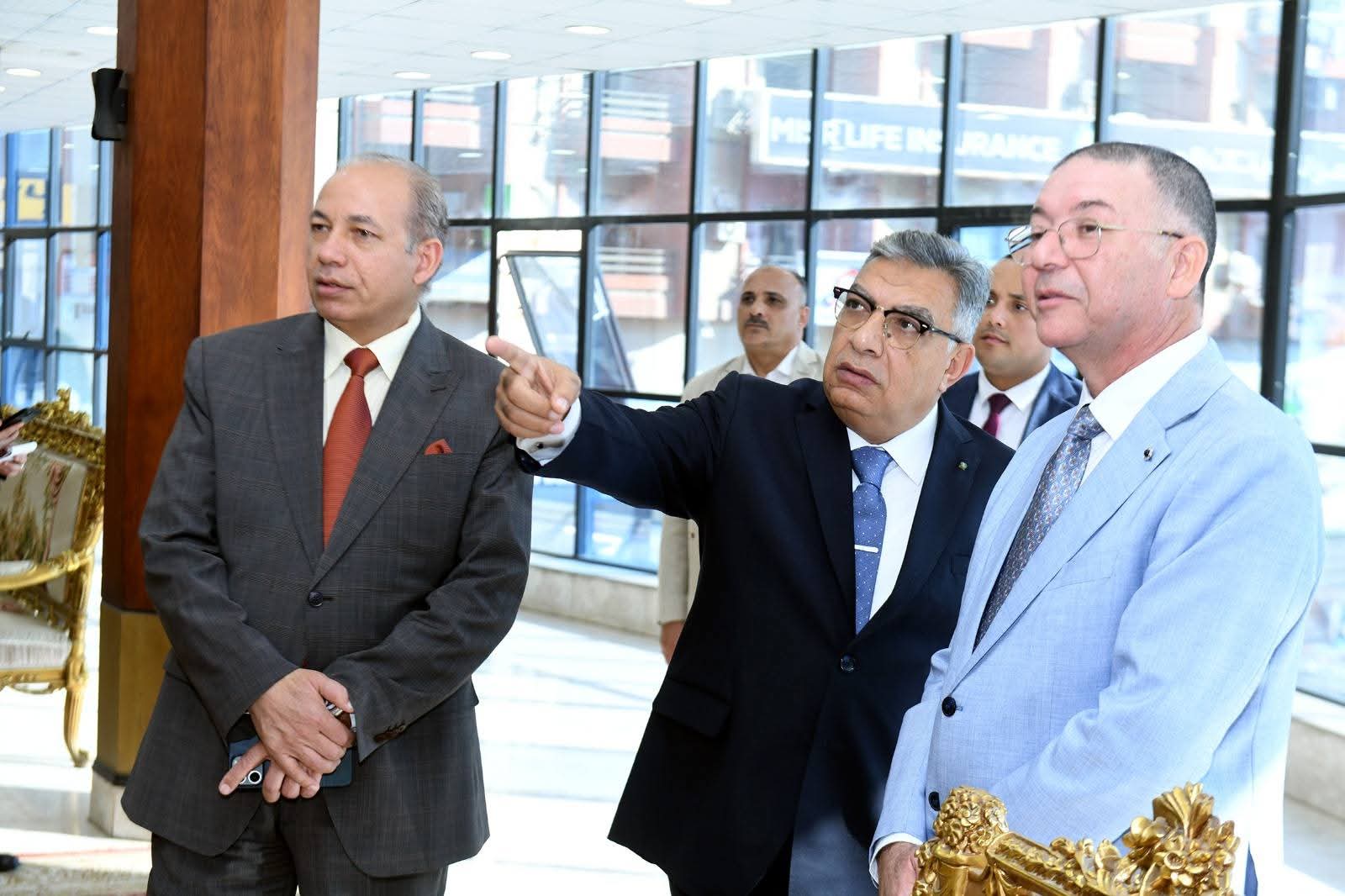 FB IMG 1766598504453 جامعة قناة السويس محافظ الدقهلية ورئيس جامعة المنصورة يتفقدان التطوير والأنشطة الثقافية بمكتبة مصر العامة موقع في الجامعة