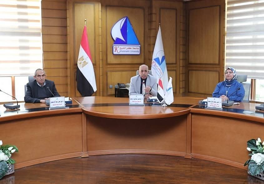 FB IMG 1766674375363 جامعة الملك سلمان رئيس جامعة كفر الشيخ يلتقي بالطلاب الوافدين ويؤكد حرص الجامعة على تقديم بيئة تعليمية وخدمية متميزة موقع في الجامعة