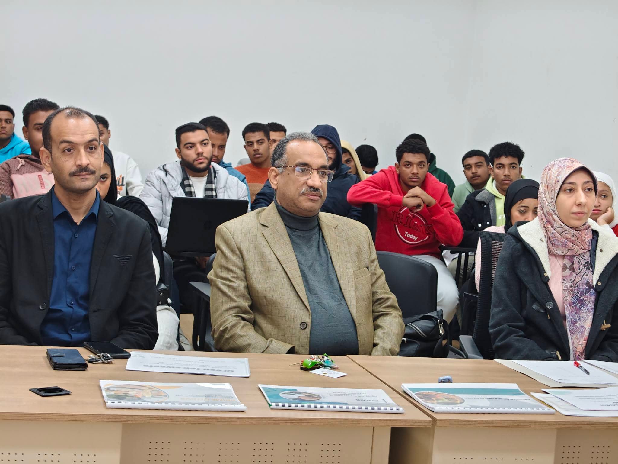 FB IMG 1766675608199 جامعة الملك سلمان رئيس جامعة طيبة يشيد بالمستوى التطبيقي لطلاب التصنيع الغذائي خلال الامتحانات العملية موقع في الجامعة
