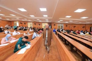 رئيس جامعة كفر الشيخ يتابع امتحانات الفصل الدراسي الأول بالجامعة الأهلية ويشيد بانضباط اللجان وجودة التنظيم 2 FB IMG 1766933162815 جامعة كفر الشيخ رئيس جامعة كفر الشيخ يتابع امتحانات الفصل الدراسي الأول بالجامعة الأهلية ويشيد بانضباط اللجان وجودة التنظيم موقع في الجامعة
