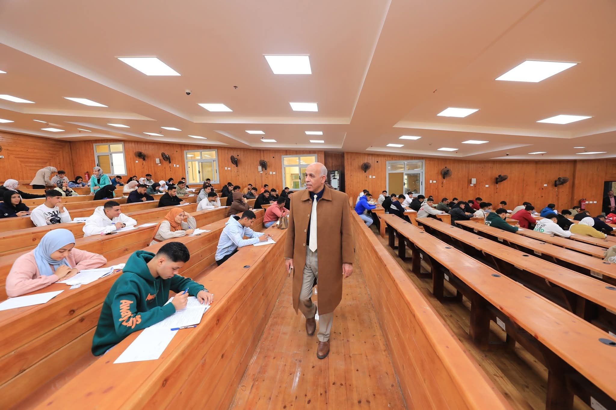 FB IMG 1766933162815 جامعة كفر الشيخ رئيس جامعة كفر الشيخ يتابع امتحانات الفصل الدراسي الأول بالجامعة الأهلية ويشيد بانضباط اللجان وجودة التنظيم موقع في الجامعة