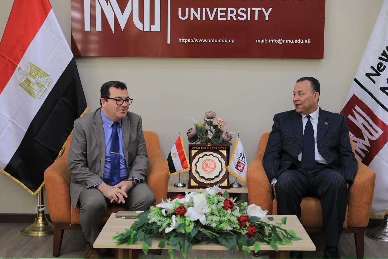 FB IMG 1767028760452 جامعة المنصورة جامعة المنصورة الجديدة تبحث تعزيز التعاون الأكاديمي مع جامعة لويفيل الأمريكية موقع في الجامعة