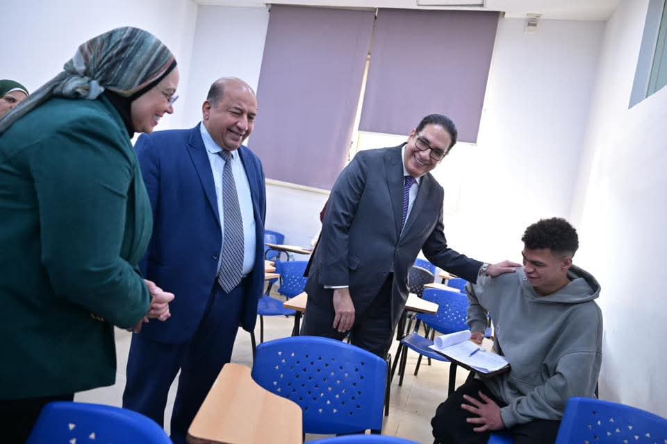 FB IMG 1767078127521 جامعة القاهرة رئيس جامعة القاهرة يتفقد امتحانات الترم الأول ويؤكد: لا تهاون في الضوابط وسرية كاملة لأسئلة الامتحانات موقع في الجامعة