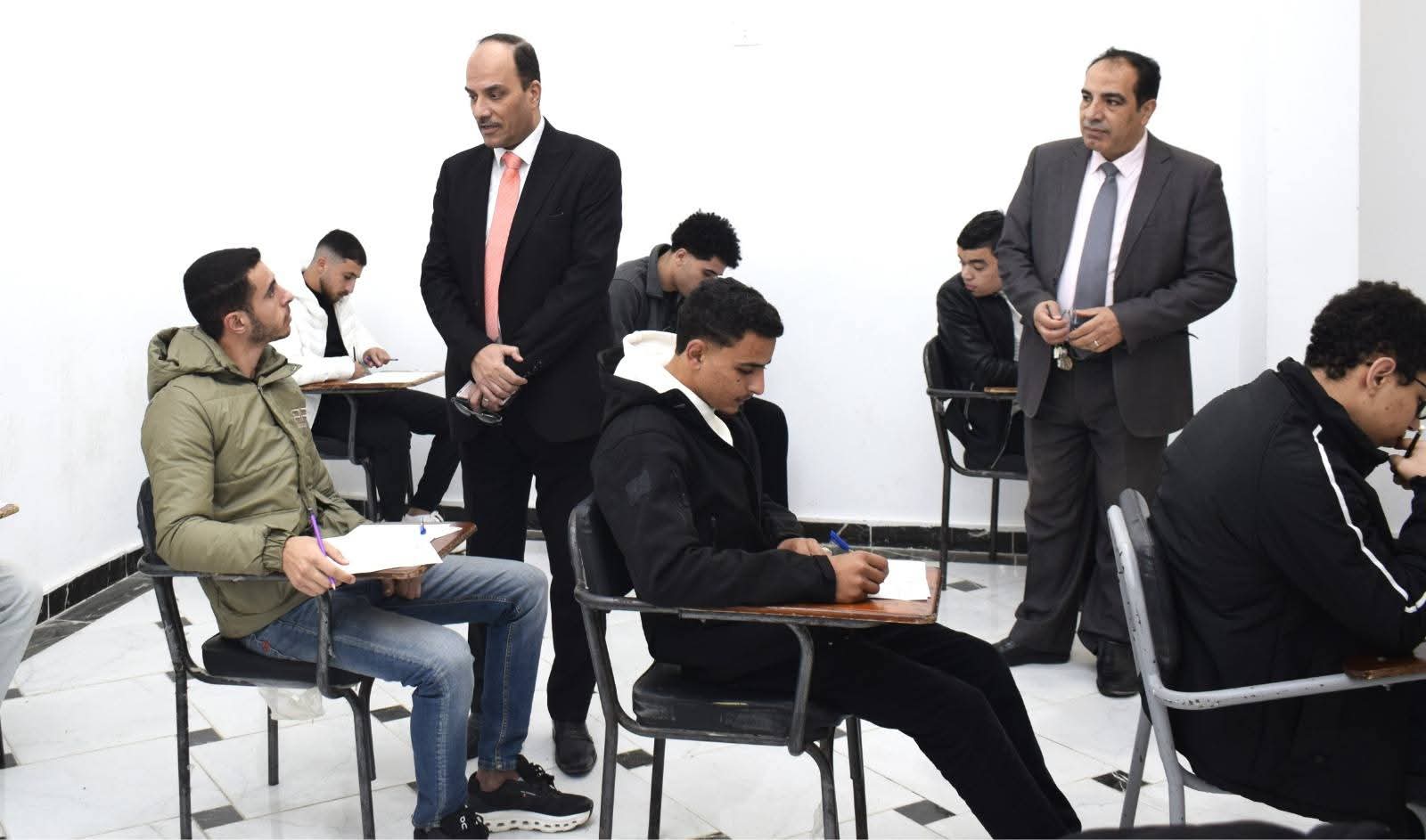 FB IMG 1767108940033 أسوان رئيس جامعة العريش يتابع لجان الامتحانات ويؤكد انتظامها وتهيئة الأجواء الآمنة للطلاب موقع في الجامعة