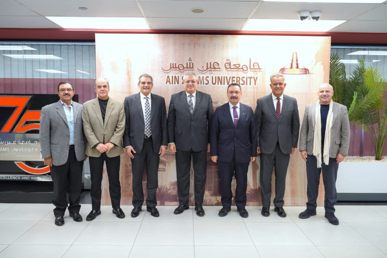 FB IMG 1767112622702 جامعة عين شمس جامعة عين شمس تستضيف لجنة قطاع طب الأسنان لمناقشة لائحة دكتوراه الاستعاضات الصناعية موقع في الجامعة
