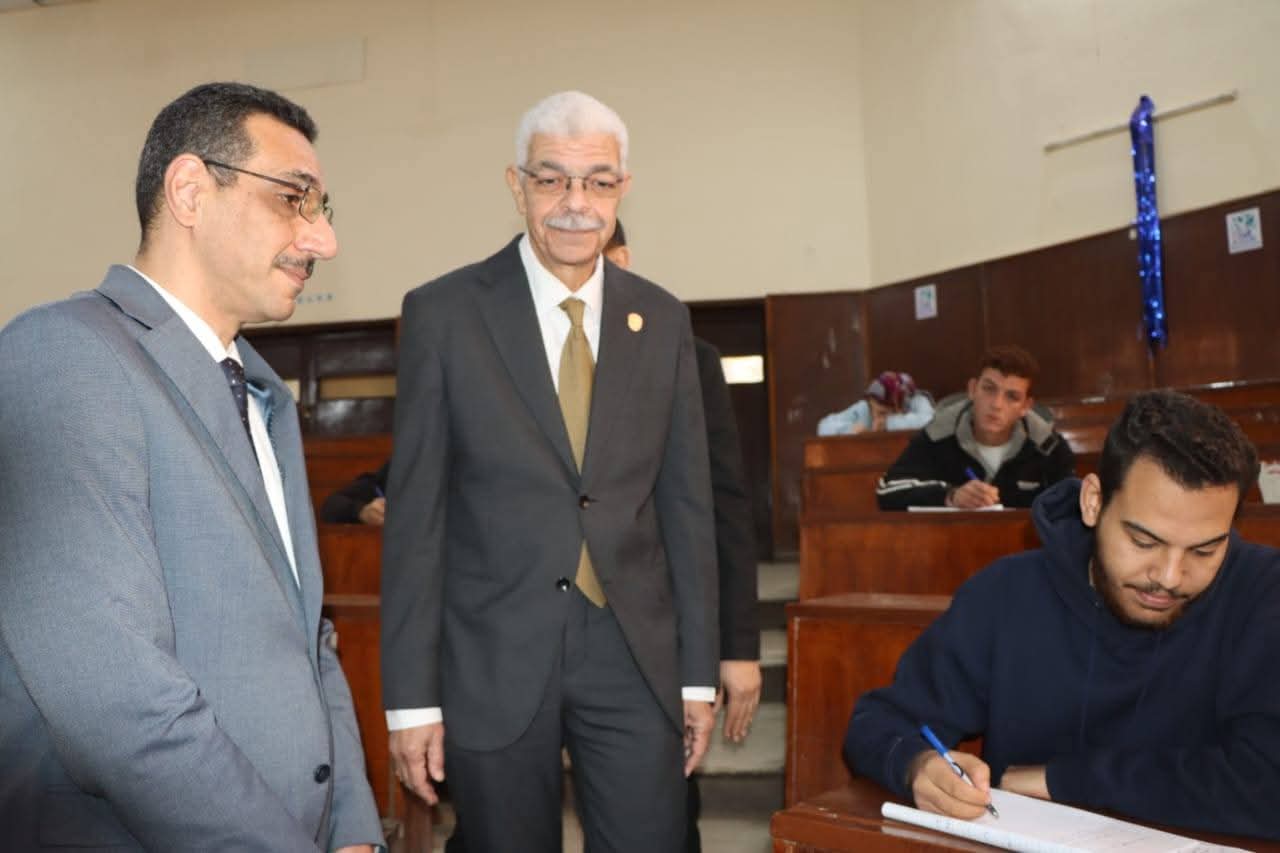 FB IMG 1767187369916 جامعة المنوفية رئيس جامعة المنوفية يتفقد امتحانات كلية العلوم ويؤكد توفير بيئة آمنة وداعمة للطلاب موقع في الجامعة