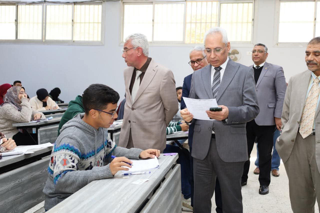 FB IMG 1767196437527 جامعة المنصورة الجديدة رئيس جامعة المنيا يتفقد لجان امتحانات الفصل الدراسي الأول.. ويؤكد توفير بيئة مناسبة للطلاب موقع في الجامعة