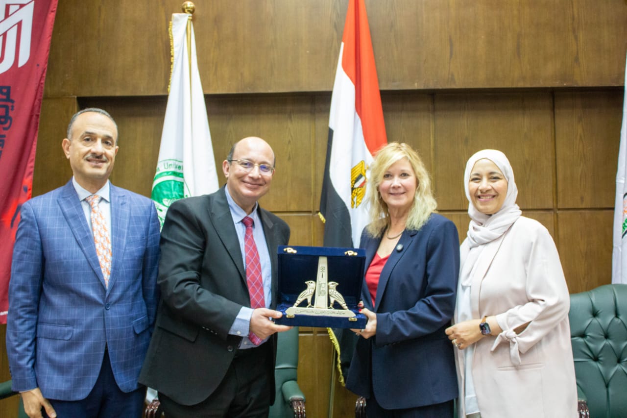 IMG 20251201 WA0006 قناة السويس لأول مرة.. رئيسة الجمعية الأمريكية للمحاسبة تكشف ملامح مستقبل المهنة عالميًا في تجارة عين شمس موقع في الجامعة