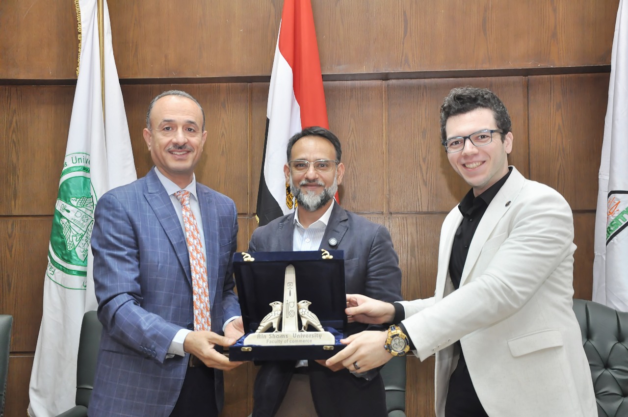IMG 20251201 WA0129 عين شمس تجارة عين شمس تستضيف الخبير الدولي من UWorld لتأهيل الطلاب للشهادات المالية العالمية موقع في الجامعة