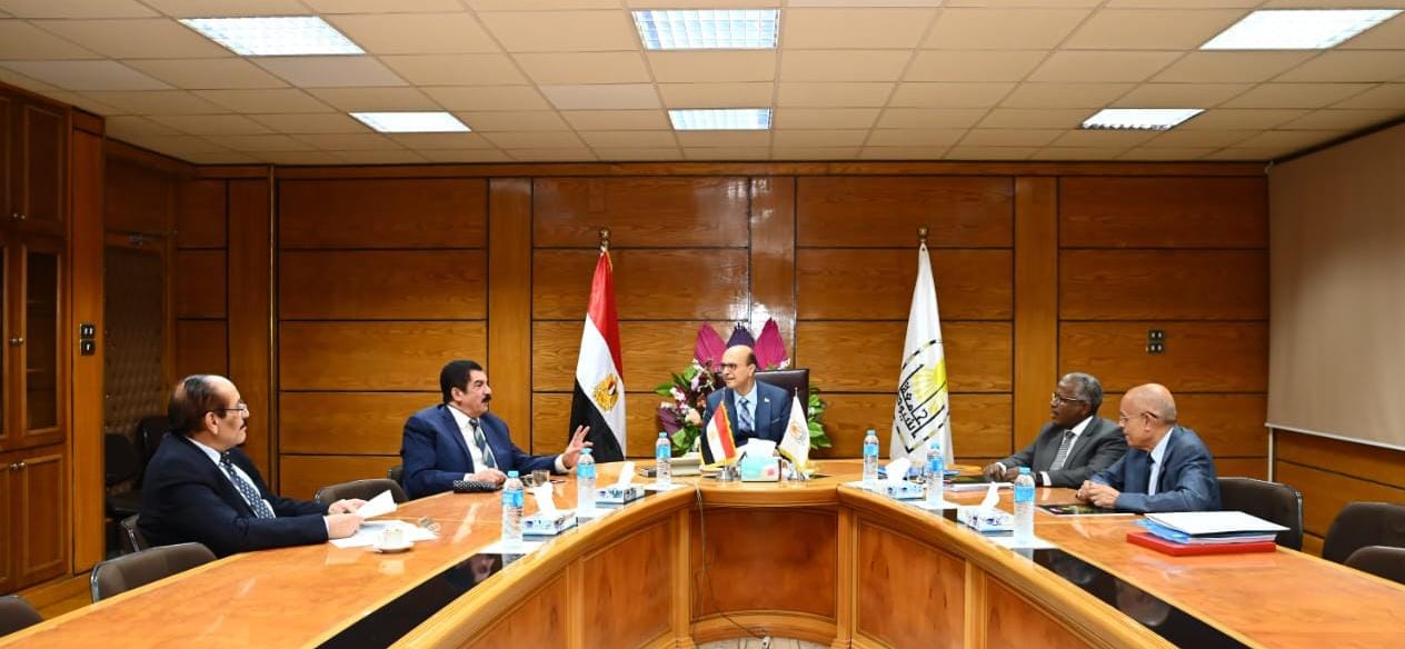 IMG 20251203 WA0012 التعليم العالي جامعة أسيوط تركز على الشفافية والكفاءة في اختيار قيادات معهد جنوب مصر للأورام موقع في الجامعة