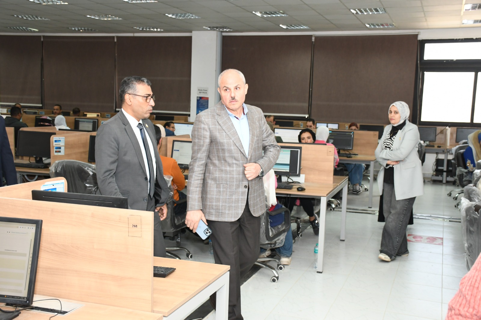 IMG 20251203 WA0022 جامعة قناة السويس 50 كاميرا ذكية ومراقب آلي.. رئيس جامعة قناة السويس يتابع أولى خطوات تفعيل منظومة الامتحانات الرقمية موقع في الجامعة