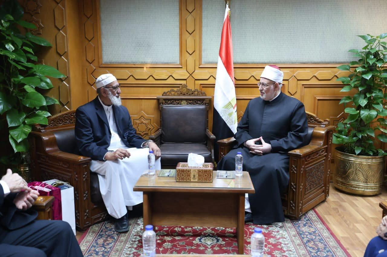 IMG 20251203 WA0125 الأوقاف وكيل الأزهر يستقبل رئيس جمعية المدارس الإسلامية بجنوب إفريقيا لبحث تعزيز التعاون موقع في الجامعة