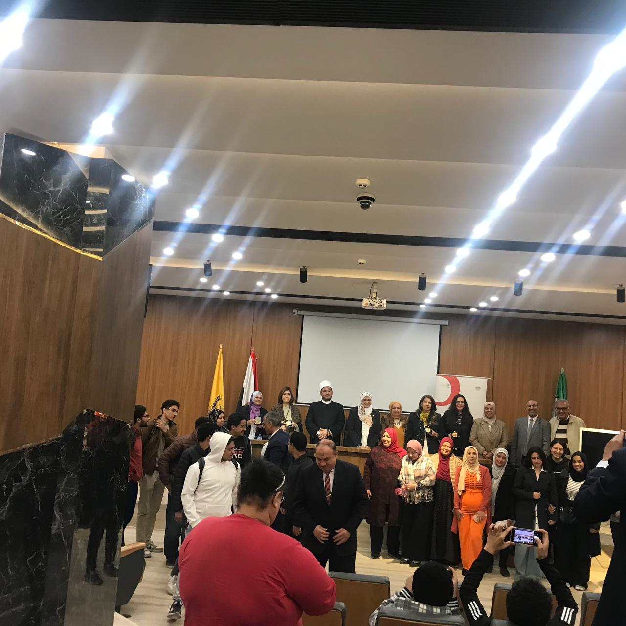 IMG 20251208 WA0355 1 جامعة طيبة التكنولوجية جامعة طيبة التكنولوجية تستقبل المستشار السياسي الأمريكي لتعزيز الشراكة الأكاديمية الدولية موقع في الجامعة