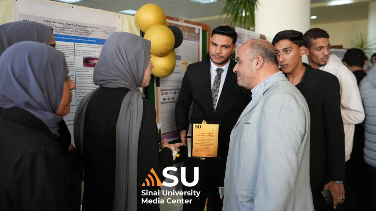 IMG 20251209 WA0490 الجامعة الفرنسية جامعة سيناء تنظم اليوم العلمي للكيمياء الحيوية في فرع العريش موقع في الجامعة