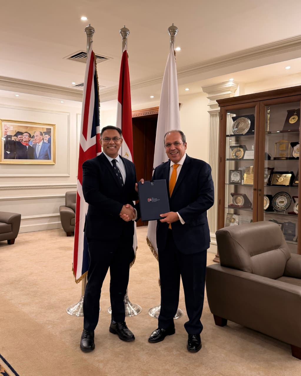 IMG 20251211 WA0013 الجامعة الفرنسية الجامعة البريطانية في مصر تعزز مكانتها الدولية بتوقيع شراكة استراتيجية مع جامعة ولفرهامبتون البريطانية موقع في الجامعة