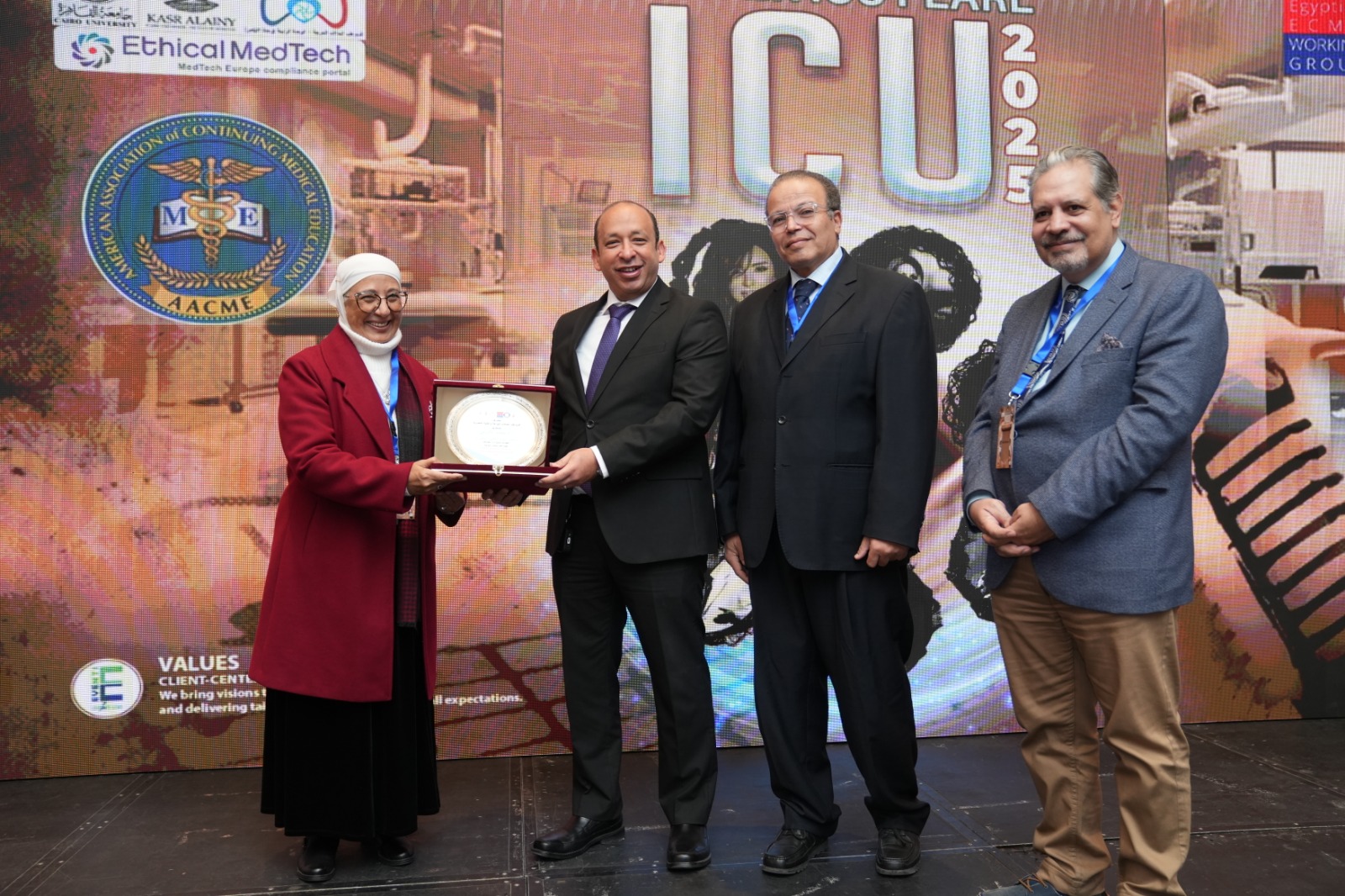 IMG 20251213 WA0026 جامعة القاهرة الأهلية تصنيع أول جهاز ECMO مصري بالتعاون بين وحدة الحالات الحرجة والصناعة الوطنية موقع في الجامعة