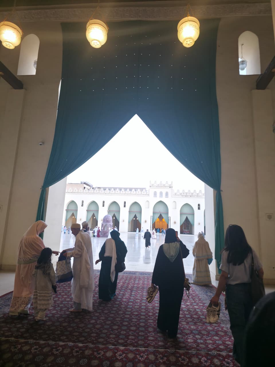 IMG 20251213 WA0027 جامعة العاصمة جامعة العاصمة تعزّز اندماج الطلاب الوافدين بزيارة ميدانية إلى شارع المعز التاريخي موقع في الجامعة
