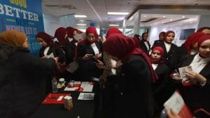 IMG 20251213 WA0045 جامعة دمنهور إقبال ملحوظ من طلاب جامعة دمنهور على جناح "في الجامعة" بمعرض التوظيف بقمة سيدات مصر| صور موقع في الجامعة