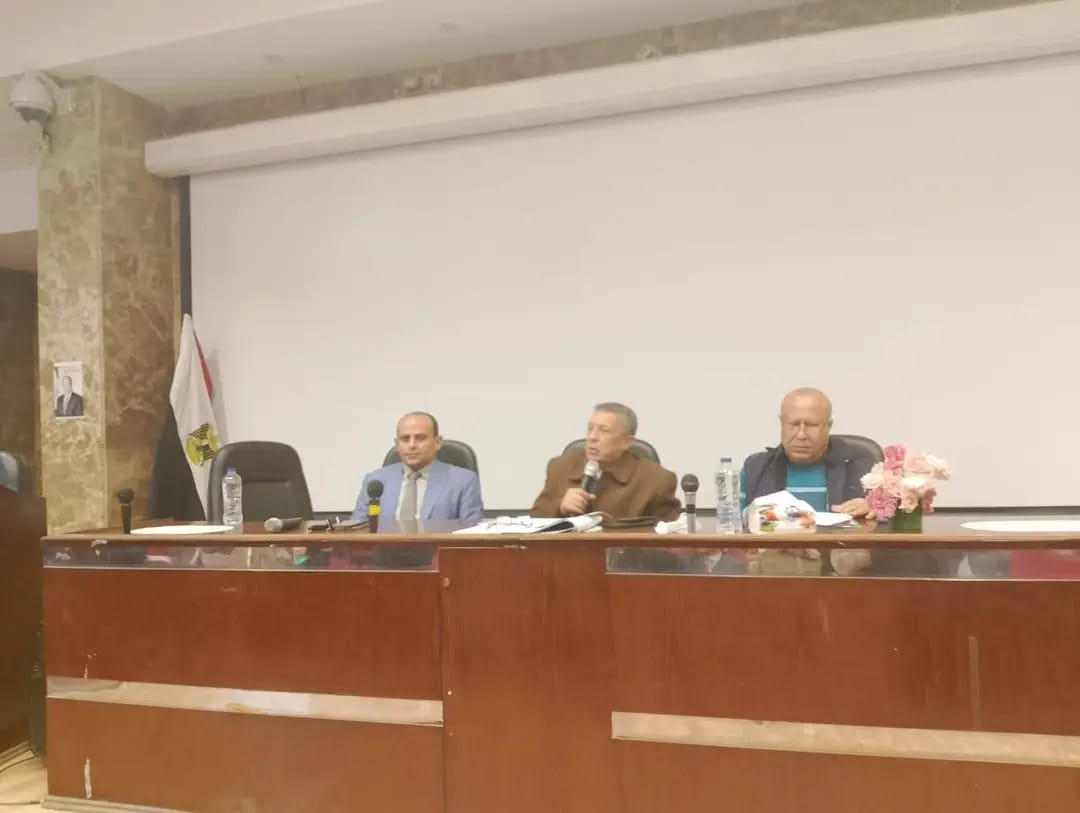 IMG 20251214 WA0103 البحيرة تعليم البحيرة وهيئة الأبنية التعليمية تستعرضان خطط تطوير المدارس والقضاء على نظام الفترتين موقع في الجامعة