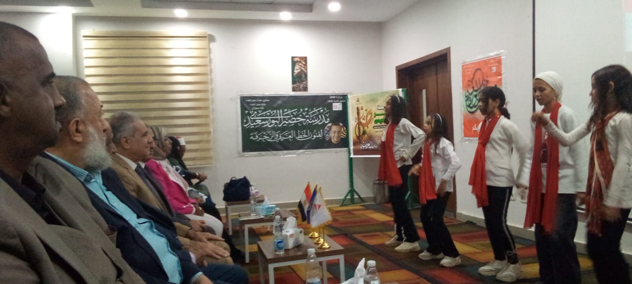 IMG 20251215 WA0146 جامعة أسوان جامعة أسوان تحتفل باليوم العالمي للغة العربية وتخريج الدفعة الأولى لمدرسة الخط العربي موقع في الجامعة