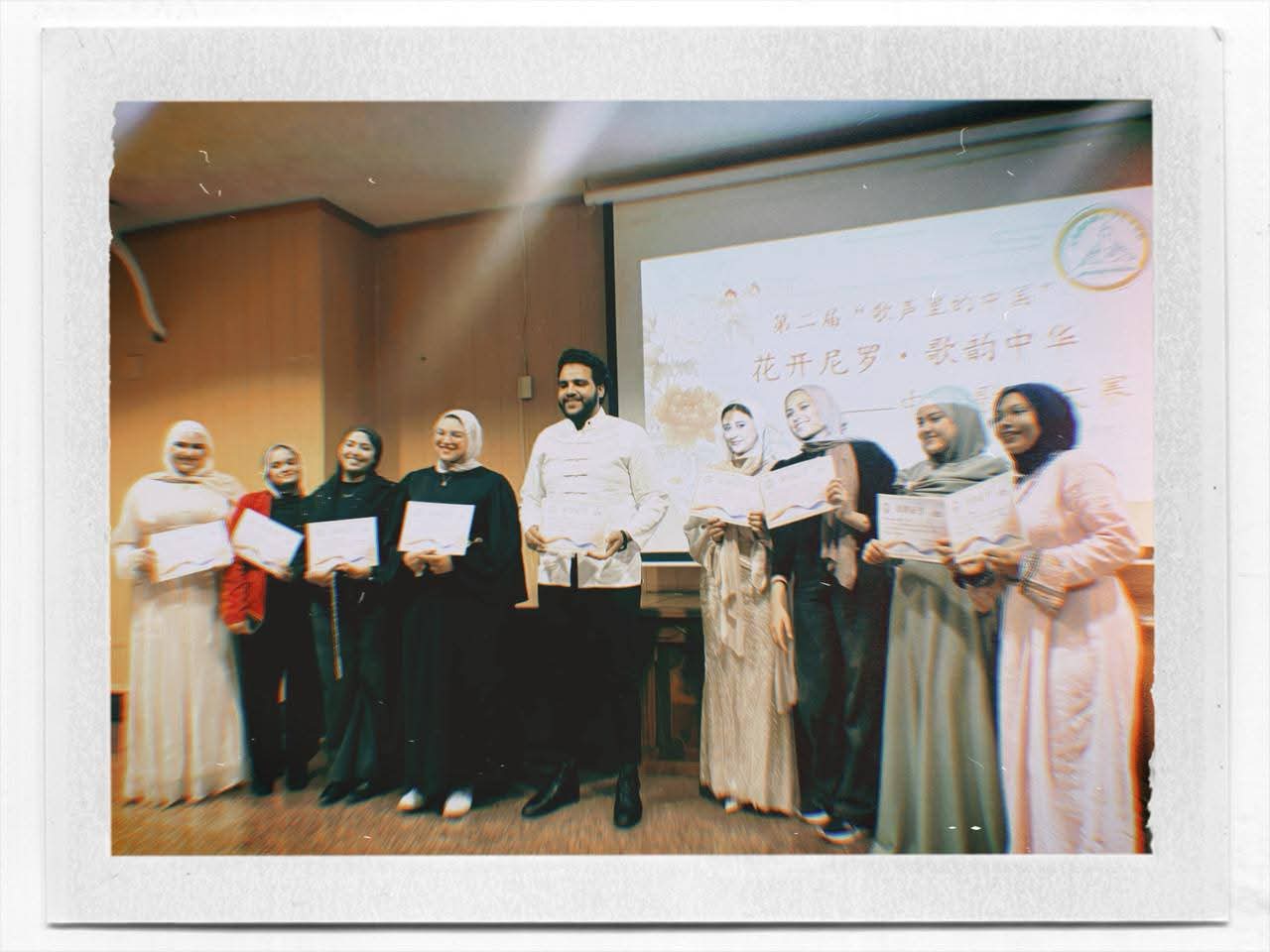 IMG 20251218 WA0014 رئيس رئيس جامعة قناة السويس يهنئ طالبة «الألسن» لفوزها بالجائزة الكبرى في مسابقة الغناء بالصينية موقع في الجامعة