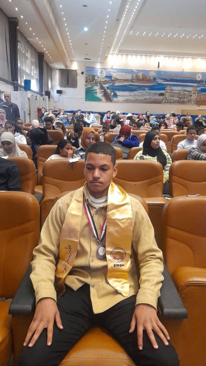 IMG 20251218 WA0036 1 السويس طالب «النور للمكفوفين» بسوهاج يحصد برونزية الجمهورية في ألعاب القوى موقع في الجامعة