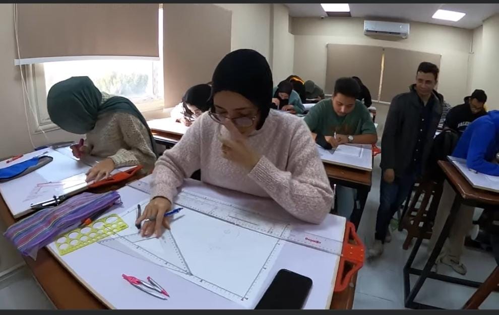 IMG 20251219 WA0001 جامعة العبور طلاب جامعة العبور للعلوم والتكنولوجيا يتدربون عمليًا في معمل الرسم الهندسي| فيديو موقع في الجامعة