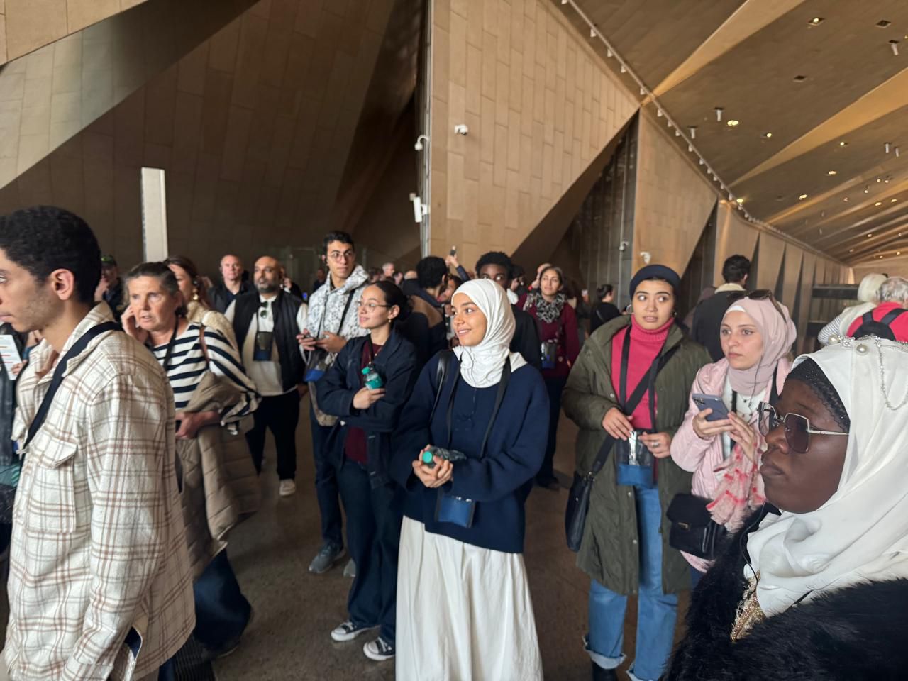 IMG 20251219 WA0013 قصر العيني طلاب البرنامج الفرنسي بطب قصر العيني في جولة ثقافية بالمتحف المصري الكبير لتعزيز الوعي الحضاري موقع في الجامعة